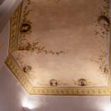 Abitazione, quest�ultima, che siamo riusciti a visitare. Qui le ampie sale, dalle alte volte, conservano ancora le raffinate decorazioni eseguite dal pittore Nicola Colonna. Uno dei soffitti ha cornici e decori vegetali ed � abbellito da vedute circolari di paesaggi marittimi e lacustri...

